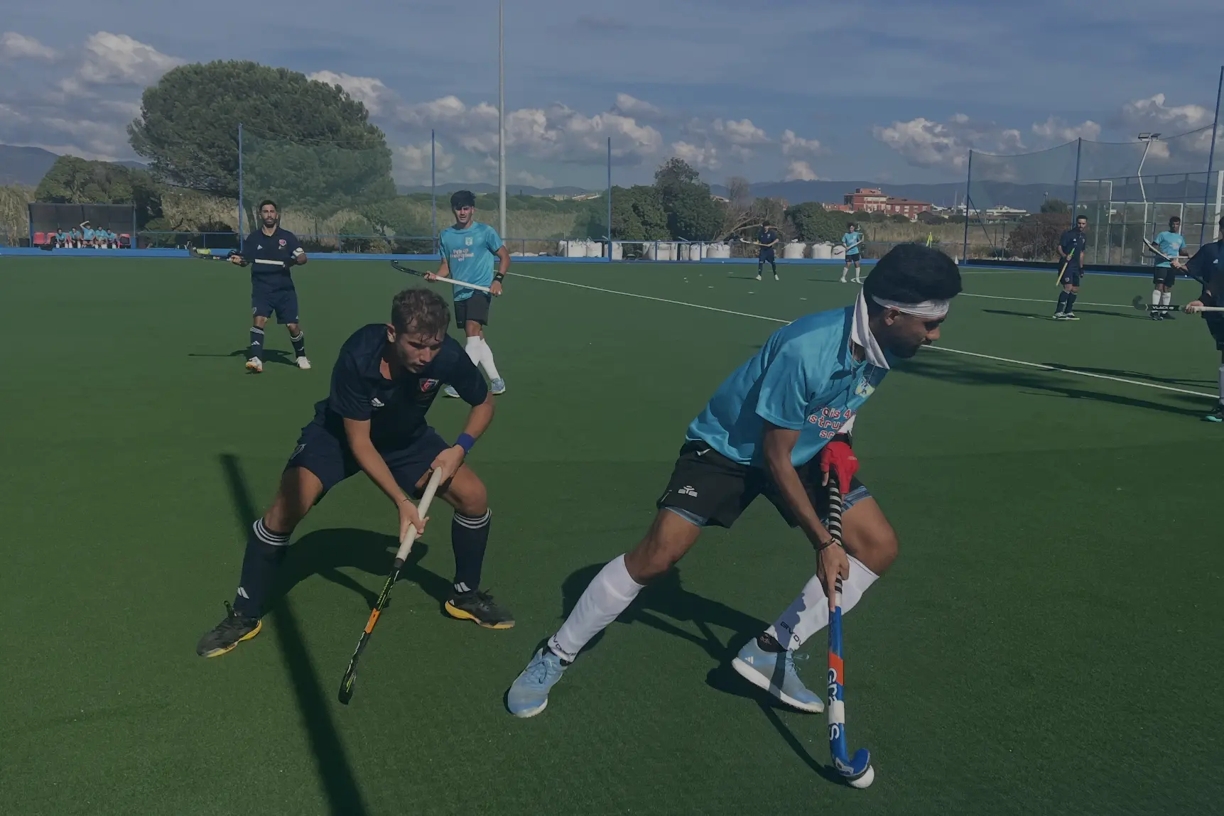 Amsicora esagerata, pari nel derby tra Ferrini e HT Sardegna Duello a centrocampo tra Nicola Palmas (in maglia blu) e Ashfaq Niwaz nel derby Ferrini-HT Uras (Foto M.C.)