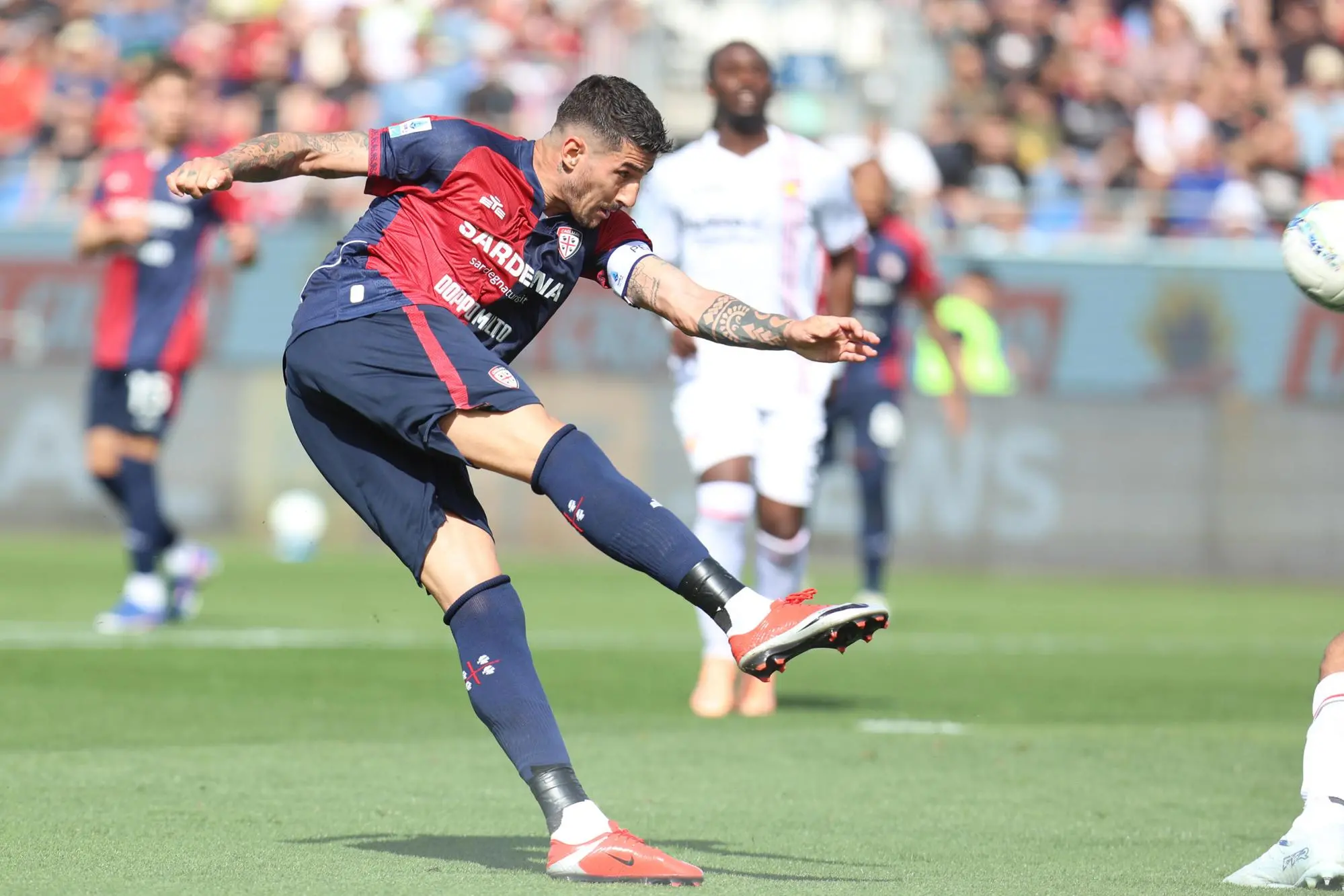 Alessandro Deiola al tiro in Cagliari-Cremonese (foto Ansa)