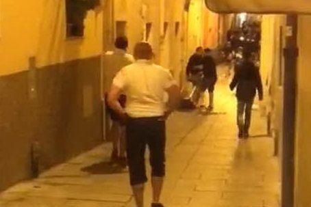 Cagliari, una notte di ordinaria follia: scontri e raid vandalici in centro