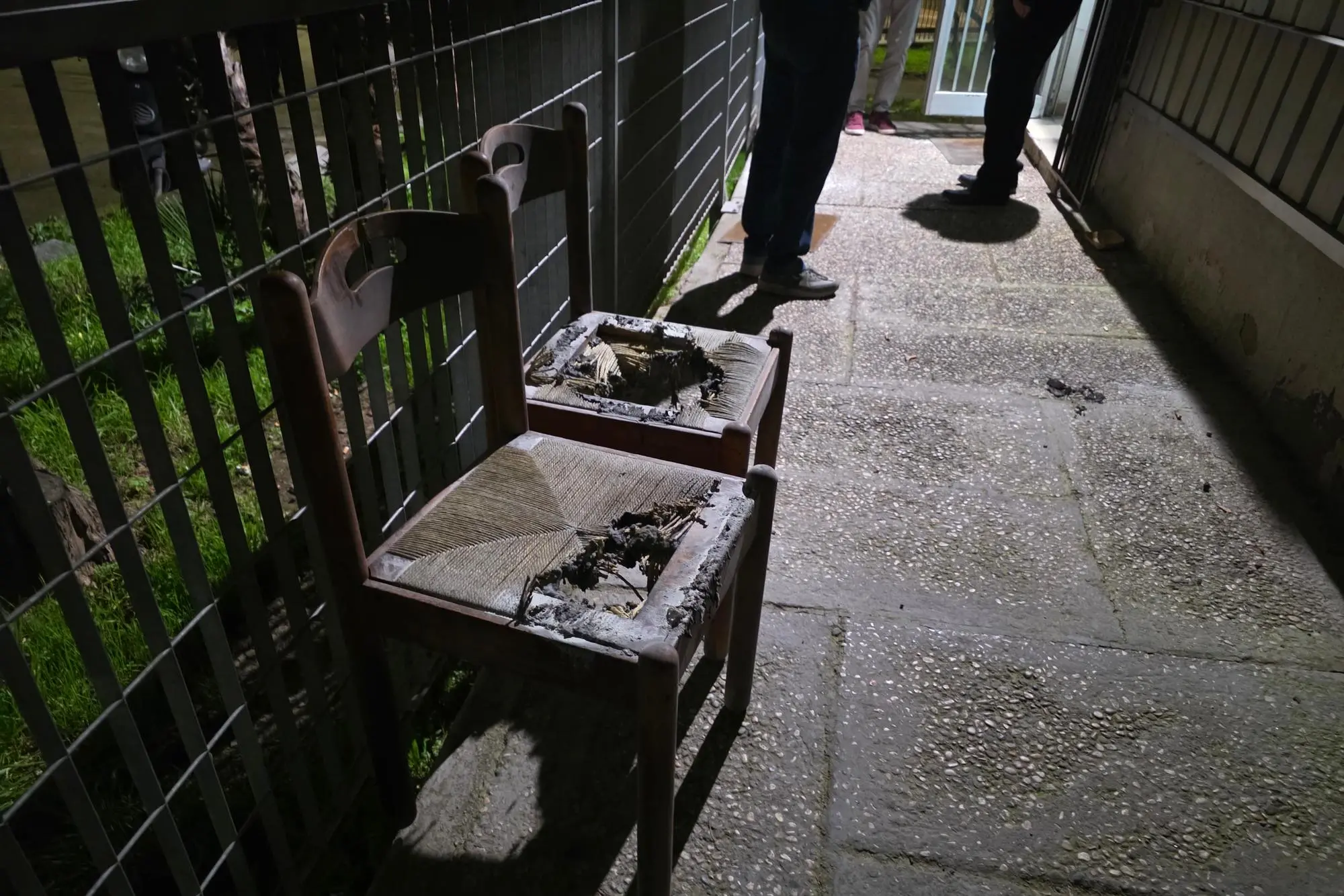 Le sedie bruciate dalle molotov (E. Floris)