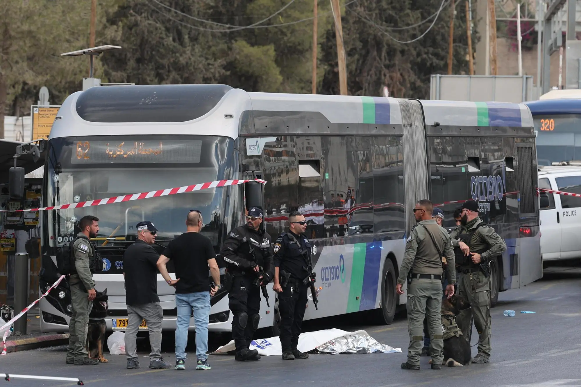 Il bus oggetto dell'attentato a Gerusalemme (foto Ansa)