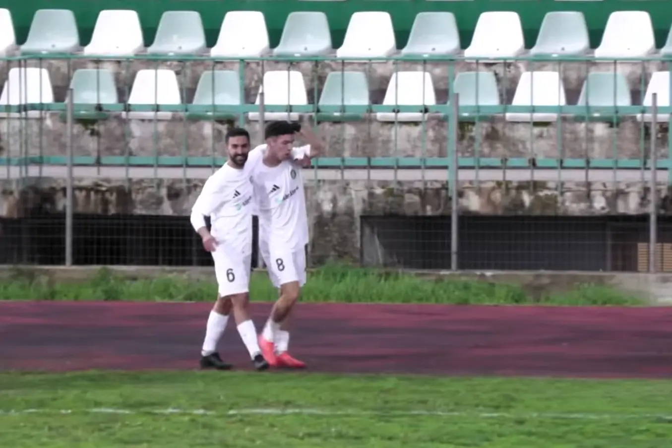 Donati festeggia il gol al Coghinas insieme a Saggia (foto Ilenia Giagnoni)