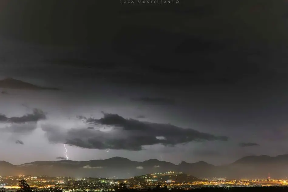 Tempesta di fulmini su Cagliari: la foto è stata scattata ieri sera da Luca Monteleone