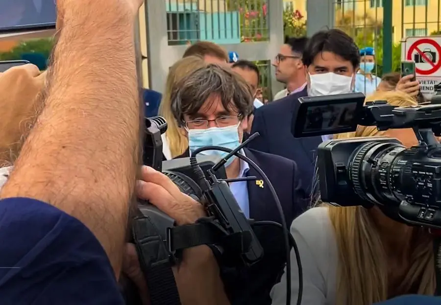 Carles Puigdemont esce dal carcere di Bancali (Archivio L'Unione Sarda - Calvi)