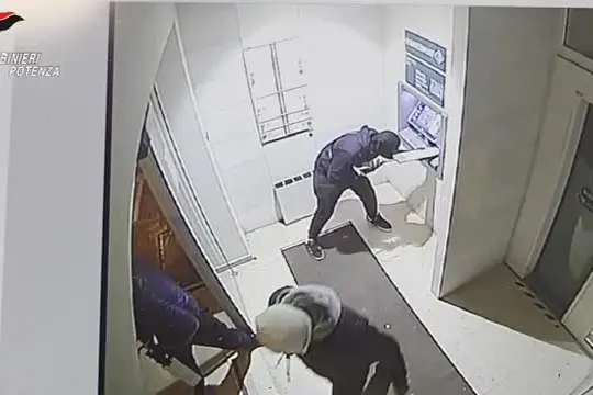 Foggia, furti d'auto ed esplosivo contro Atm: 11 misure cautelari