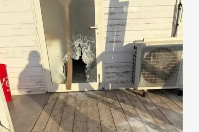 La vetrina del ristorante di Sorso (foto concessa)