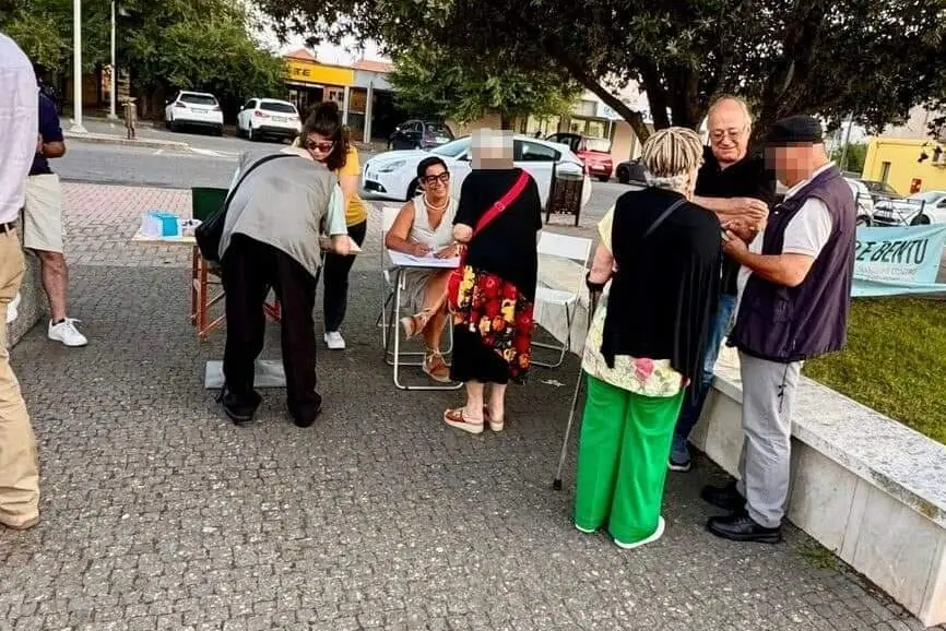 Il comitato raccoglie firme a Macomer (foto Oggianu)