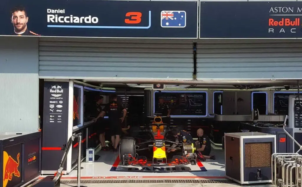 Tecnici al lavoro sulla Red Bull di Ricciardo