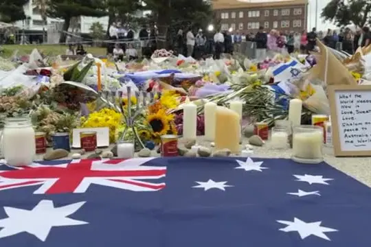 Sydney, l'omaggio alle vittime della strage a Bondi Beach