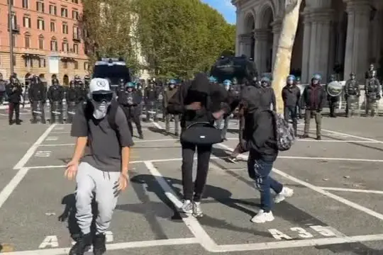Sciopero, a Roma come in Francia al corteo il ballo virale "Toc toc"