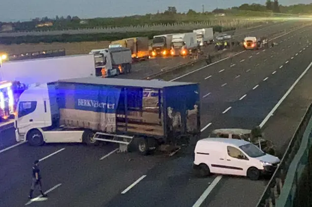 L'autostrada A1 bloccata per l'assalto al portavalori (Ansa)