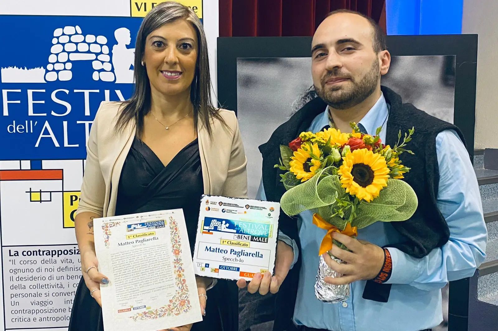 La sindaca Paola Casula premia il vincitore Matteo Pagliarella (foto Simone Spada)