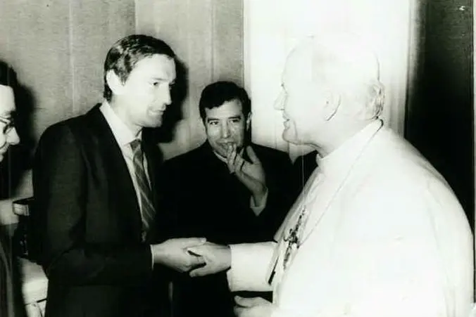 Gigi Riva con Papa Wojtyla il 28 marzo 1981 (foto Ansa - Archivio L'Unione Sarda)