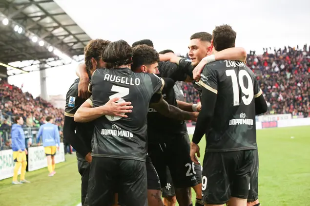 Il Cagliari esulta per uno dei due gol contro il Parma (foto Ansa)