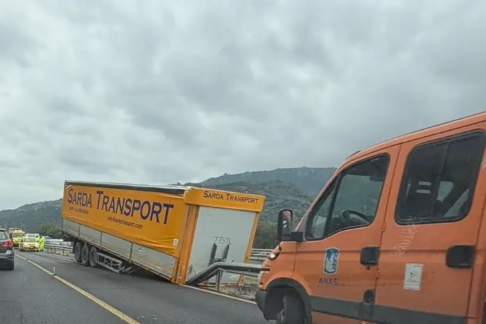 Il rimorchio staccato sulla 131 Dcn