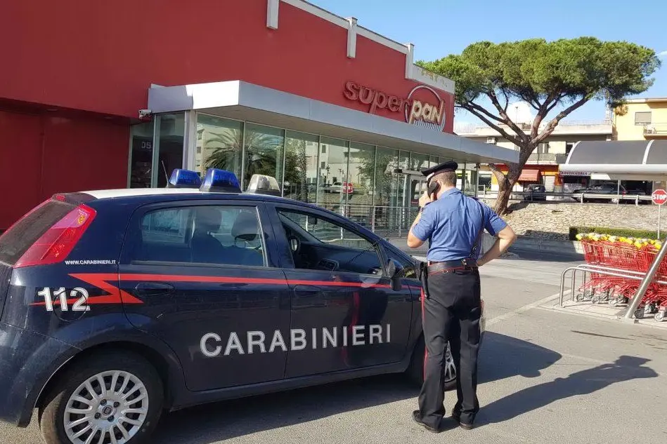 I militari davanti al supermercato (Foto Carabinieri)