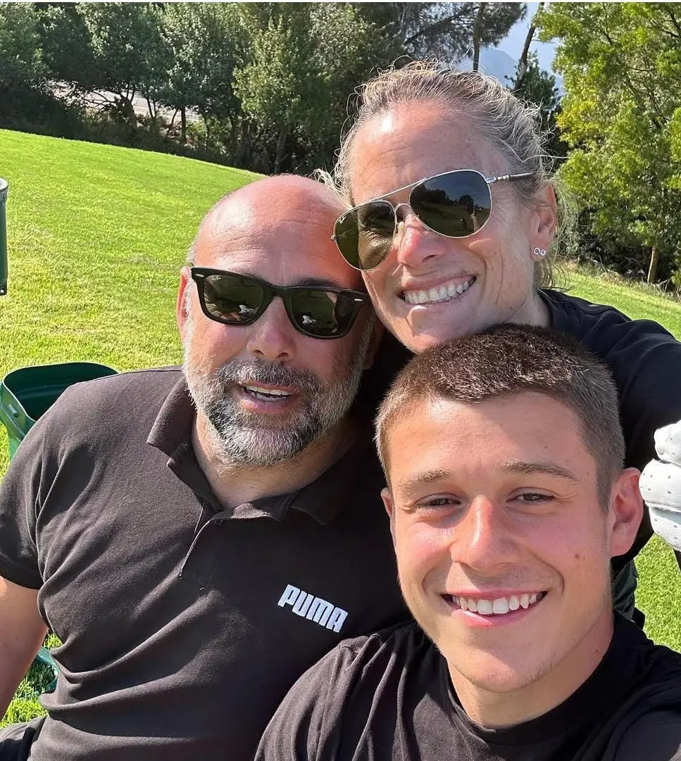 Tresoldi Emanuele, 51 anni, il figlio Nicolò, 21 e la moglie a Is Molas.jpg