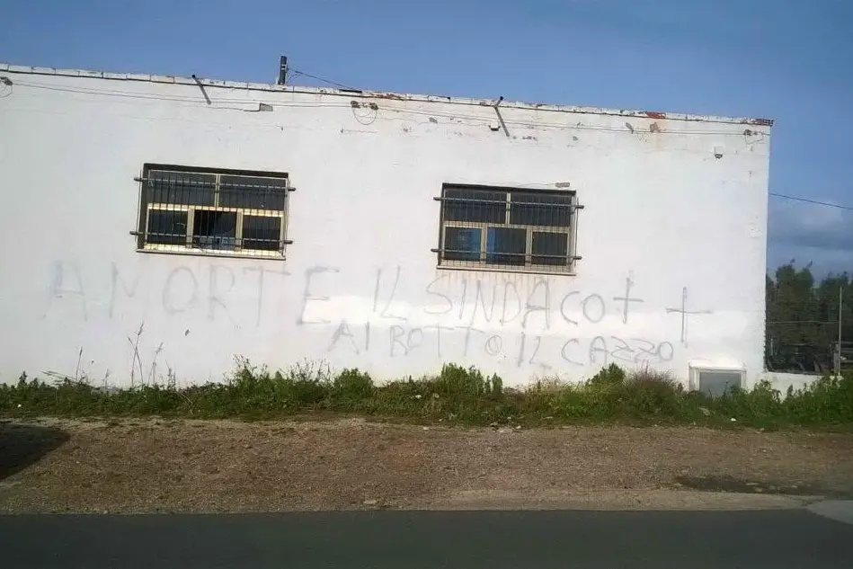 Le scritte (foto L'Unione Sarda)