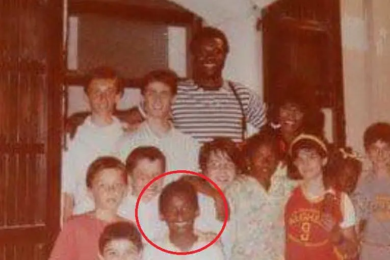 Un giovanissimo Kobe Bryant (in basso) ad Alghero (Foto A.Garau)