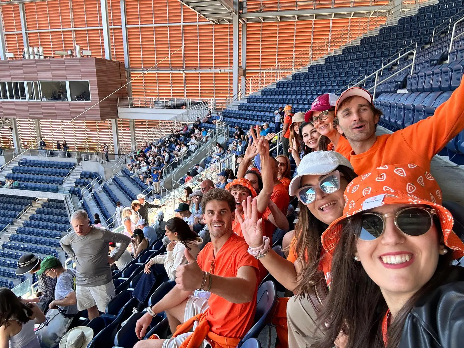 La tribuna color carota a New York (foto concessa da Michela Perra)