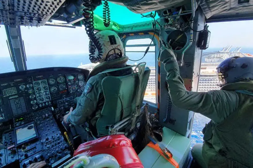 Intervento d'urgenza dell'Aeronautica Militare per prestare soccorso a una crocerista colpita da emorragia interna