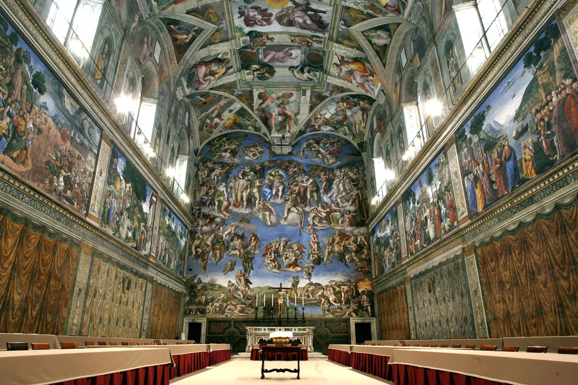 Preparativi cappella Sistina per il primo conclave del terzo millennio il 16 aprile 2005. PIER PAOLO CITO/POOL - ANSA