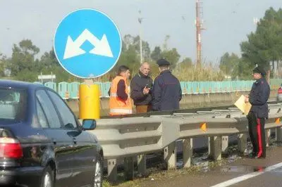 I carabinieri sul luogo della tragedia nella Carlo Felice