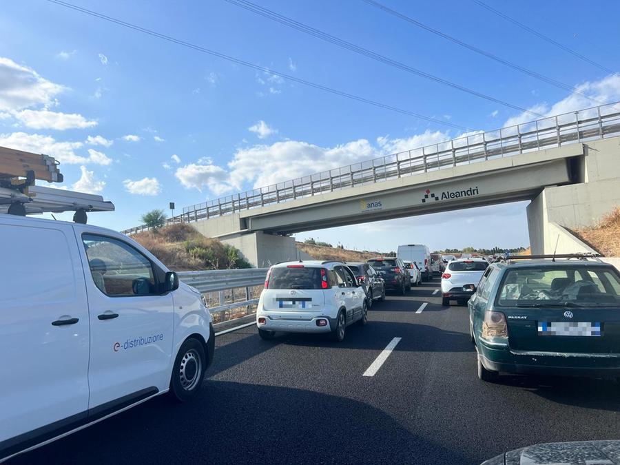 Tamponamenti sulla statale 195, traffico in tilt sulla strada verso Cagliari