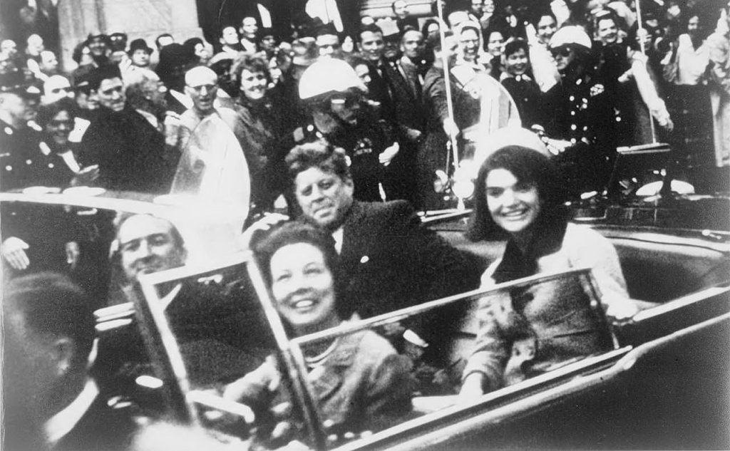 Kennedy a Dallas, nell'auto presidenziale con la moglie Jacqueline, poco prima dell'omicidio