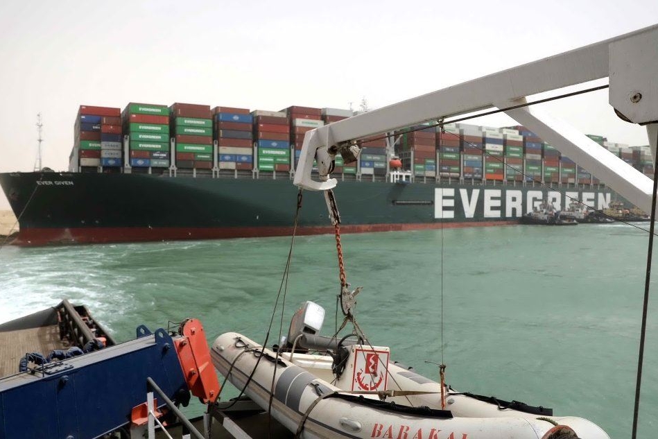 Mega cargo s'incaglia e blocca il canale di Suez