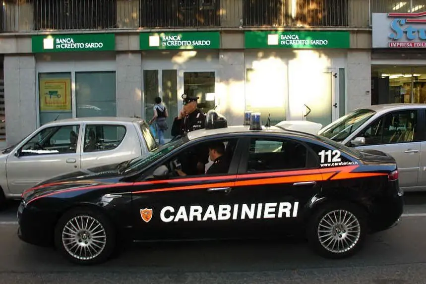 I carabinieri davanti alla sede dell'ex Banca Intesa a Cagliari