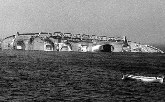 L'ammiraglia italiana verso l'affondamento (Archivio Ansa)
