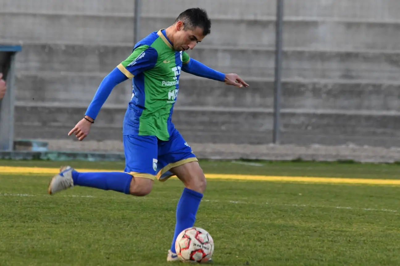 Fabio Cocco, centrocampista della Nuorese, in un'azione di gioco (foto Nuorese Calcio)