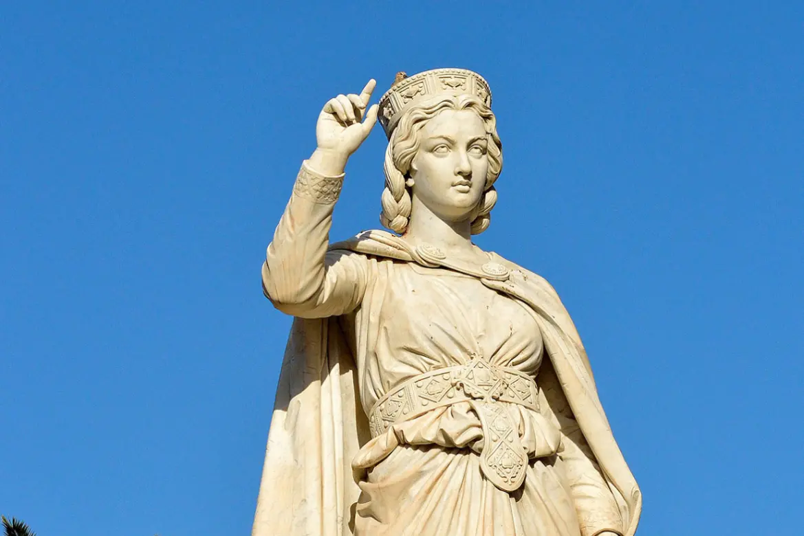 La statua di Eleonora d'Arborea (foto Guarna)