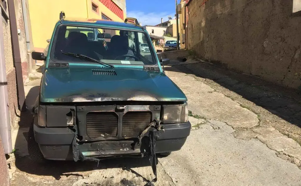 L'altra auto incendiata (foto Gianluigi Deidda)