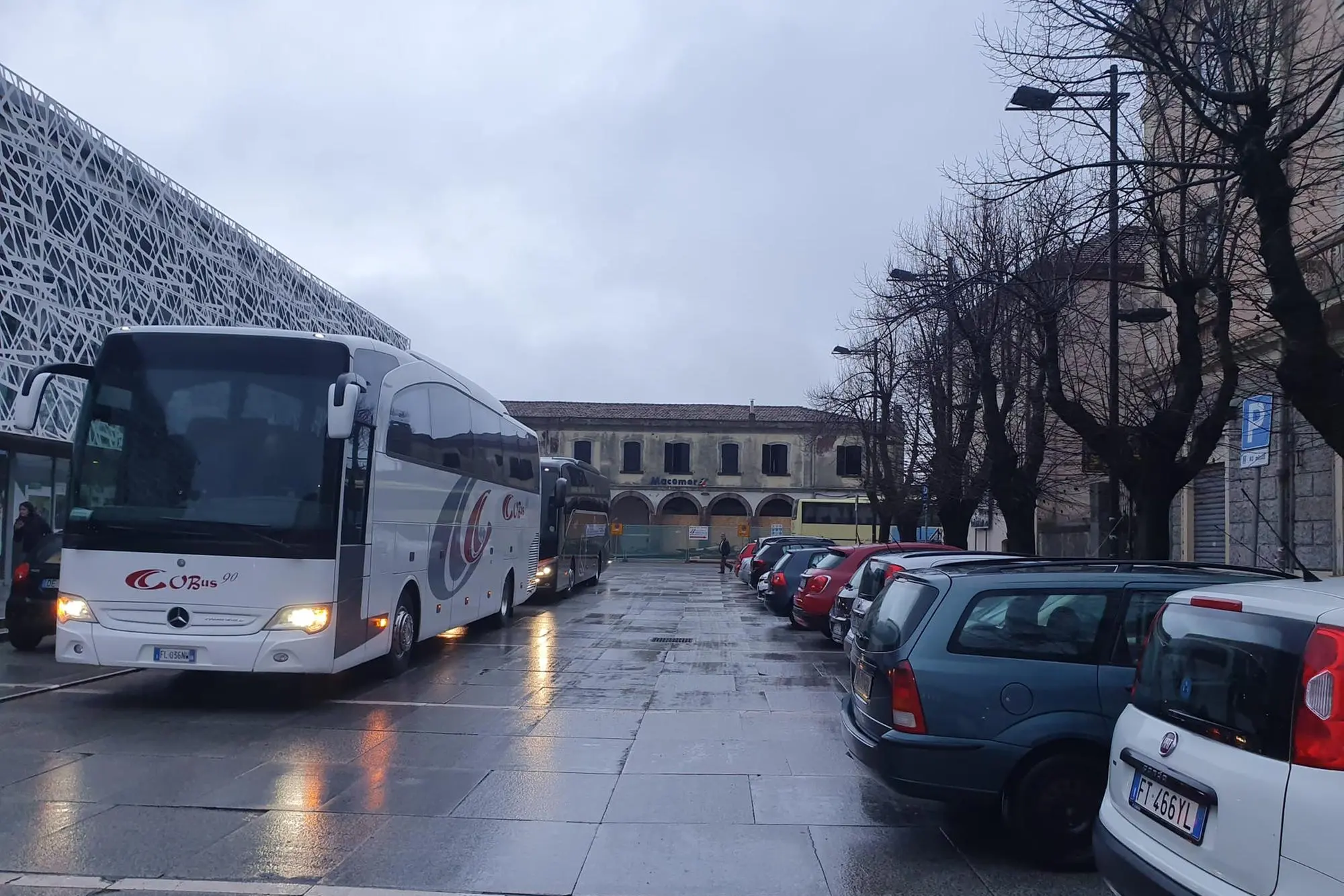 Autobus in piazza delle due stazioni a Macomer (foto Oggianu)
