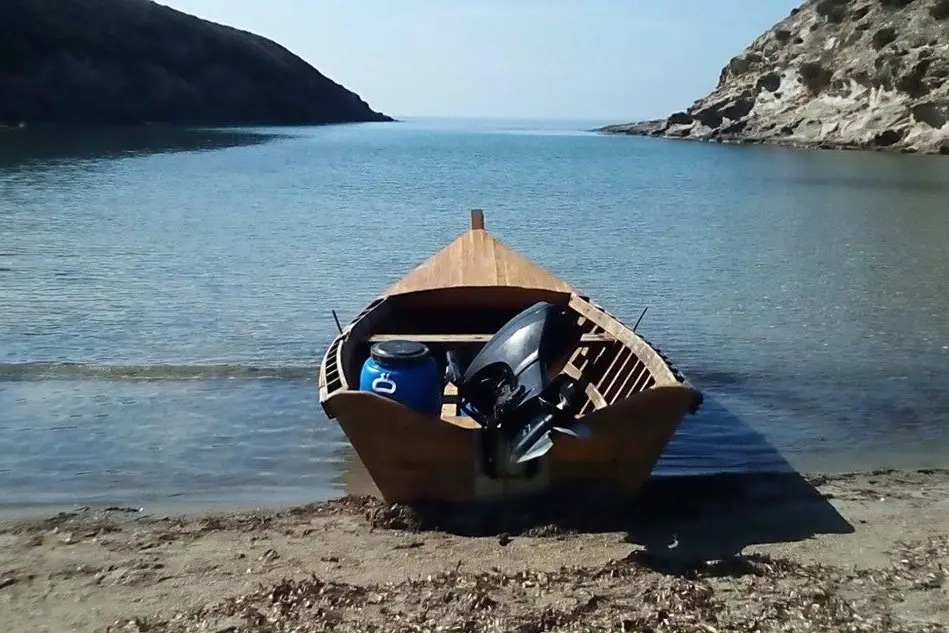 Un barchino usato dai migranti (Archivio L'Unione Sarda)