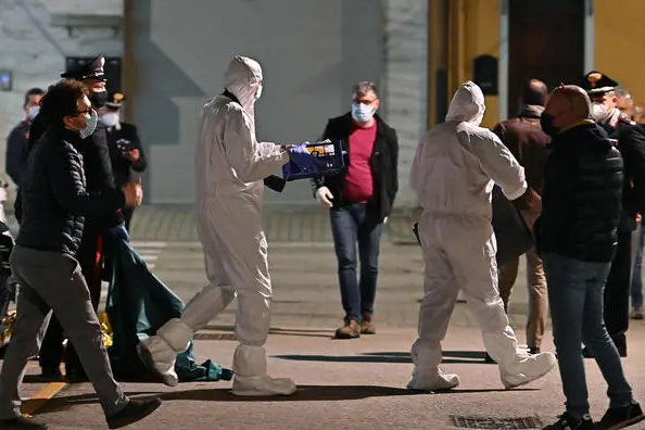 I rilievi sul luogo della sparatoria a Cuneo (foto Ansa)