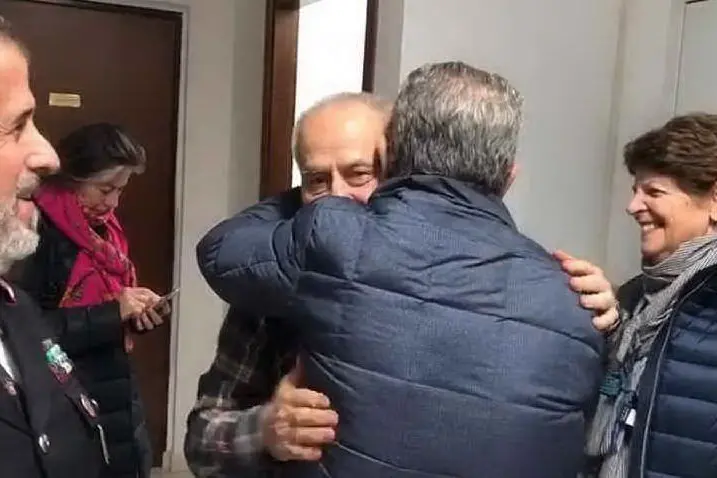 L'abbraccio di Paolo Santoni all'uomo che lo ha salvato (foto L'Unione Sarda)