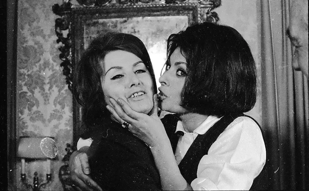 Il bacio alla mamma dopo la notizia dell'Oscar