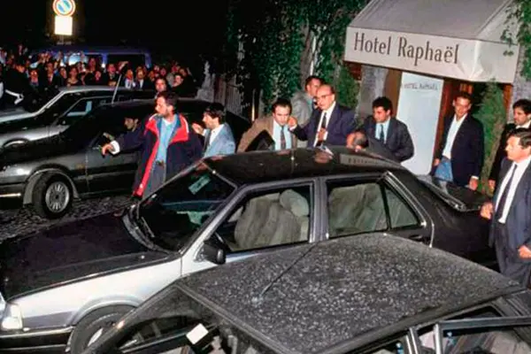 Il famoso lancio di monetine contro Craxi davanti all'hotel Raphael a Roma