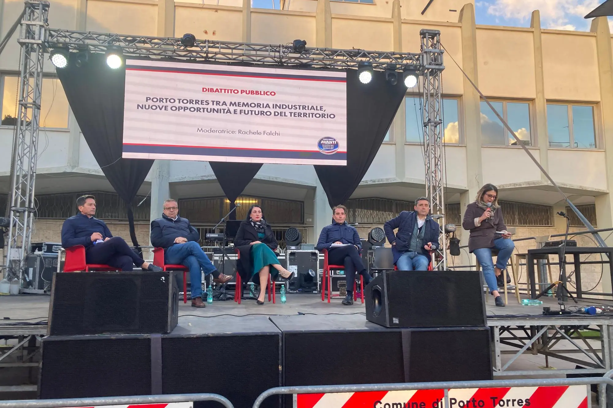 Il confronto sul palco della piazza Umberto I (foto Pala)