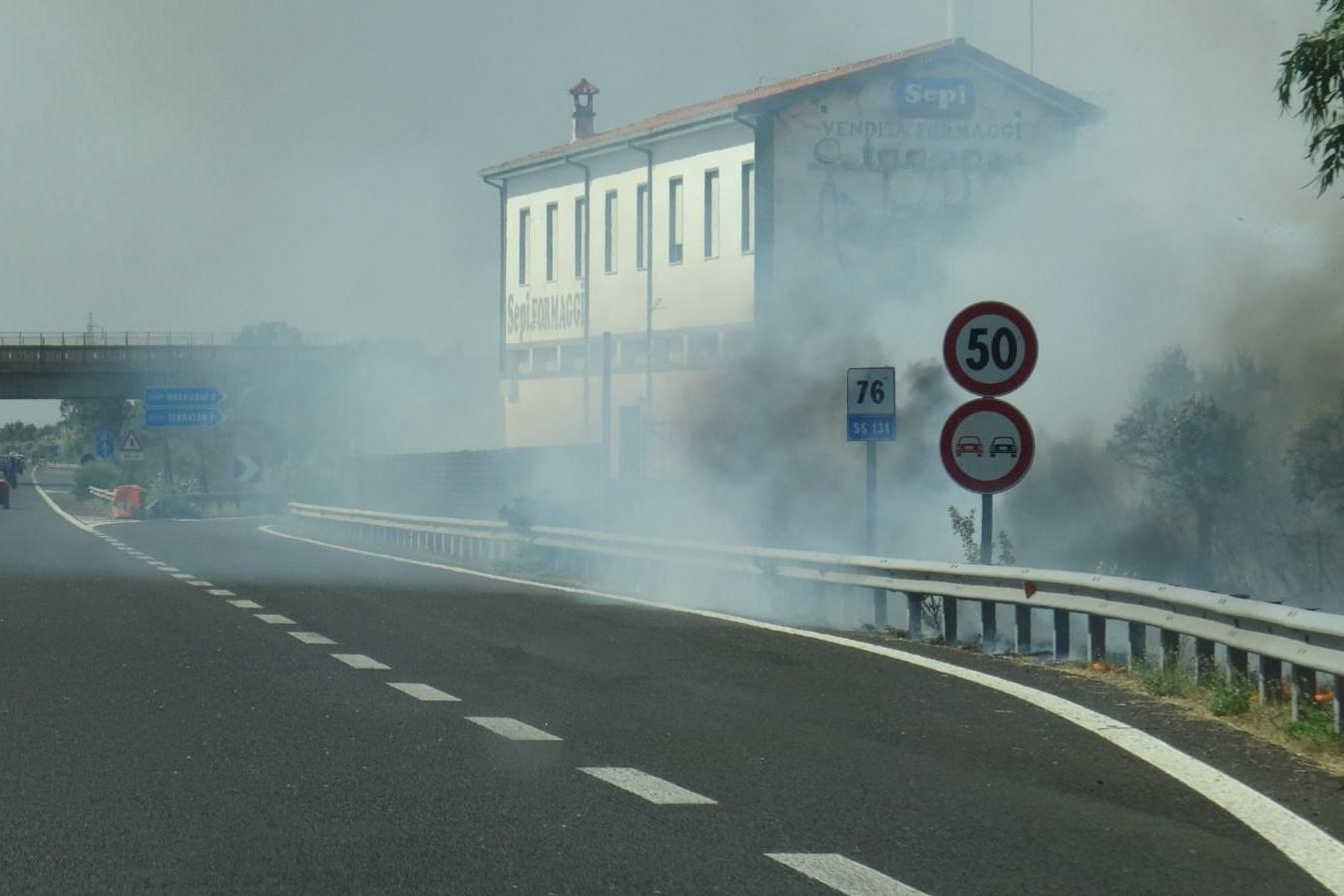 Inferno di fuoco in Sardegna: evacuate case a Portoscuso, lambito caseificio a Marrubiu, chiusa per un’ora la Statale 131