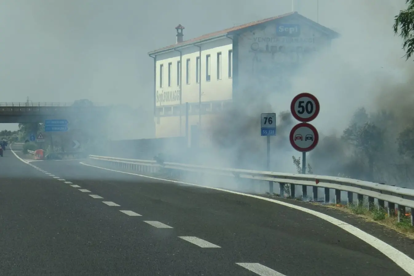 Das Feuer in Marrubiu (Foto L'Unione Sarda-Chergia)
