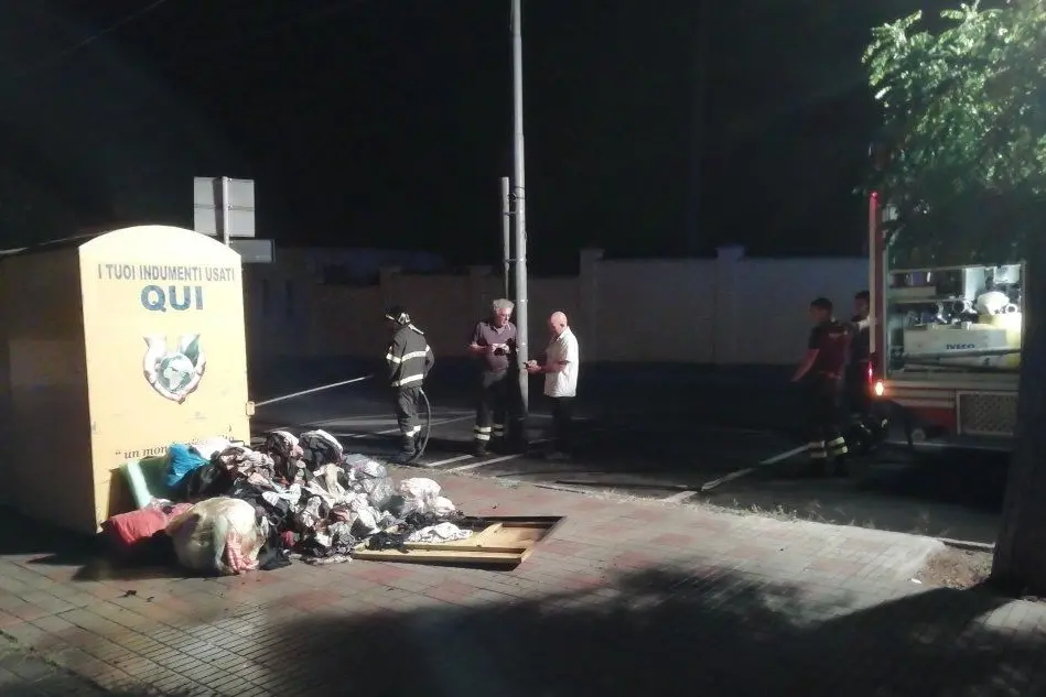 Un cassonetto per gli abiti usati dato alle fiamme a Villacidro (foto L'Unione Sarda - Cazzaniga)