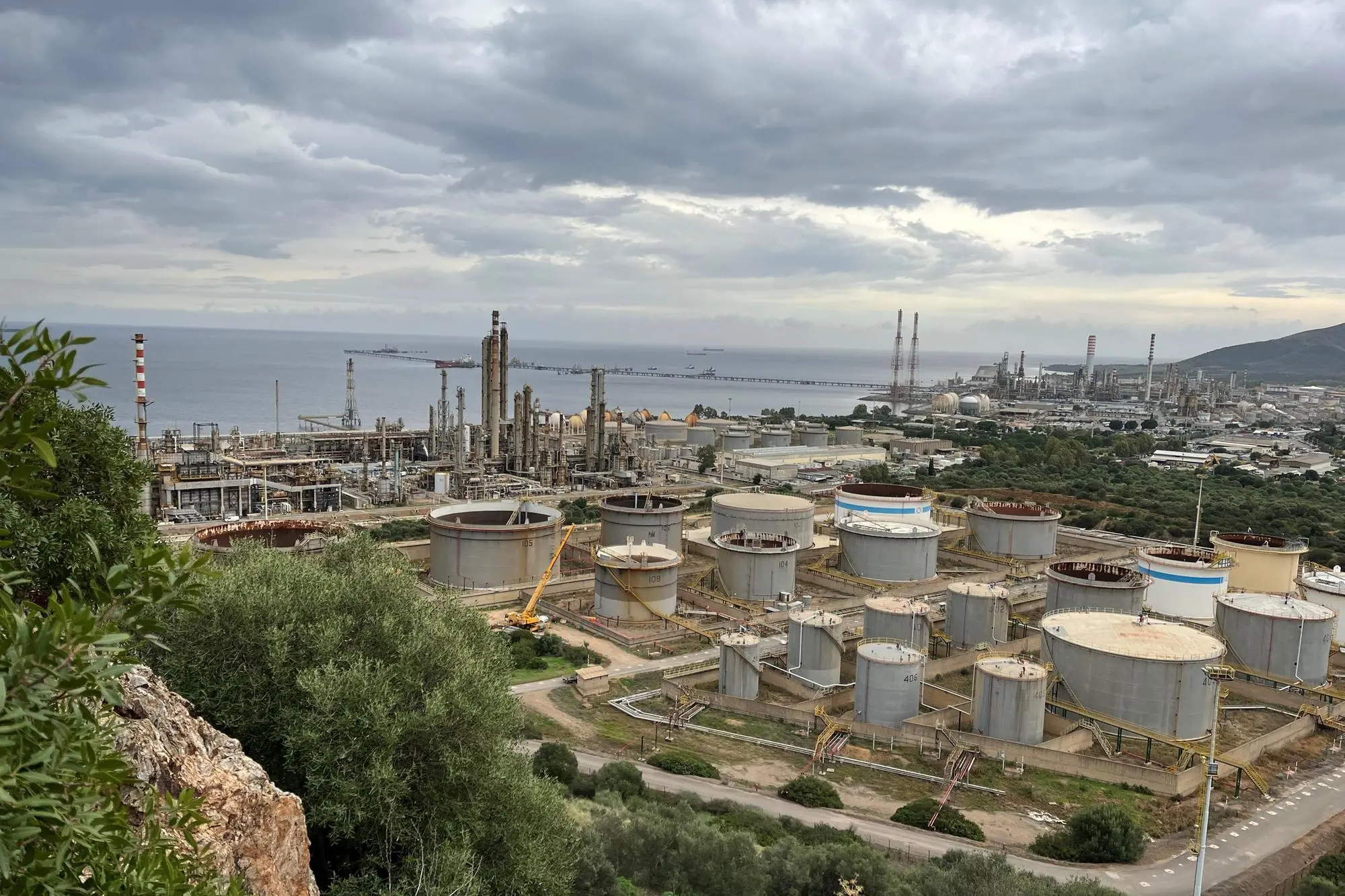 La raffineria di Sarroch vista dal nuraghe Antigori