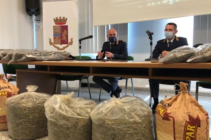 La Polizia con i sacchi di marijuana sequestrati