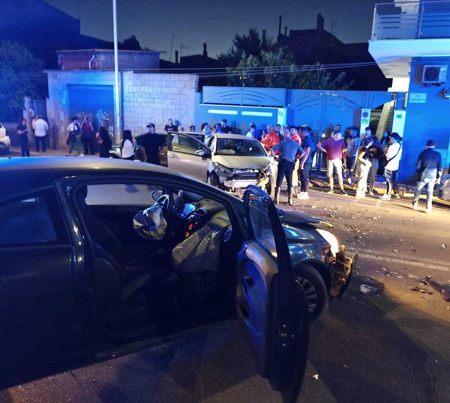 Due feriti in uno scontro frontale