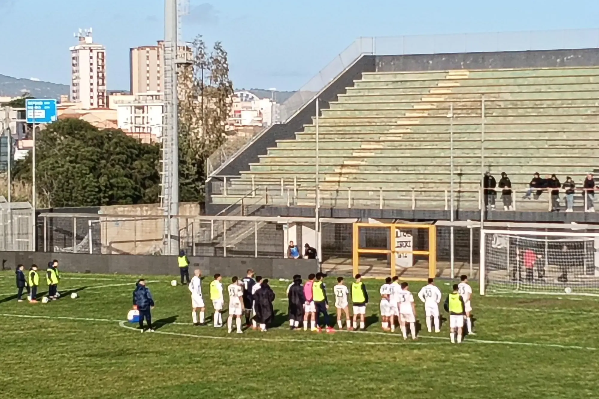 L'Olbia sotto la curva al termine della gara col Montespaccato (foto Ilenia Giagnoni)