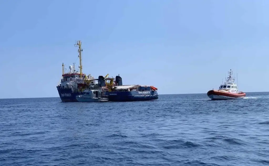 La nave a due passi da Lampedusa (Ansa)